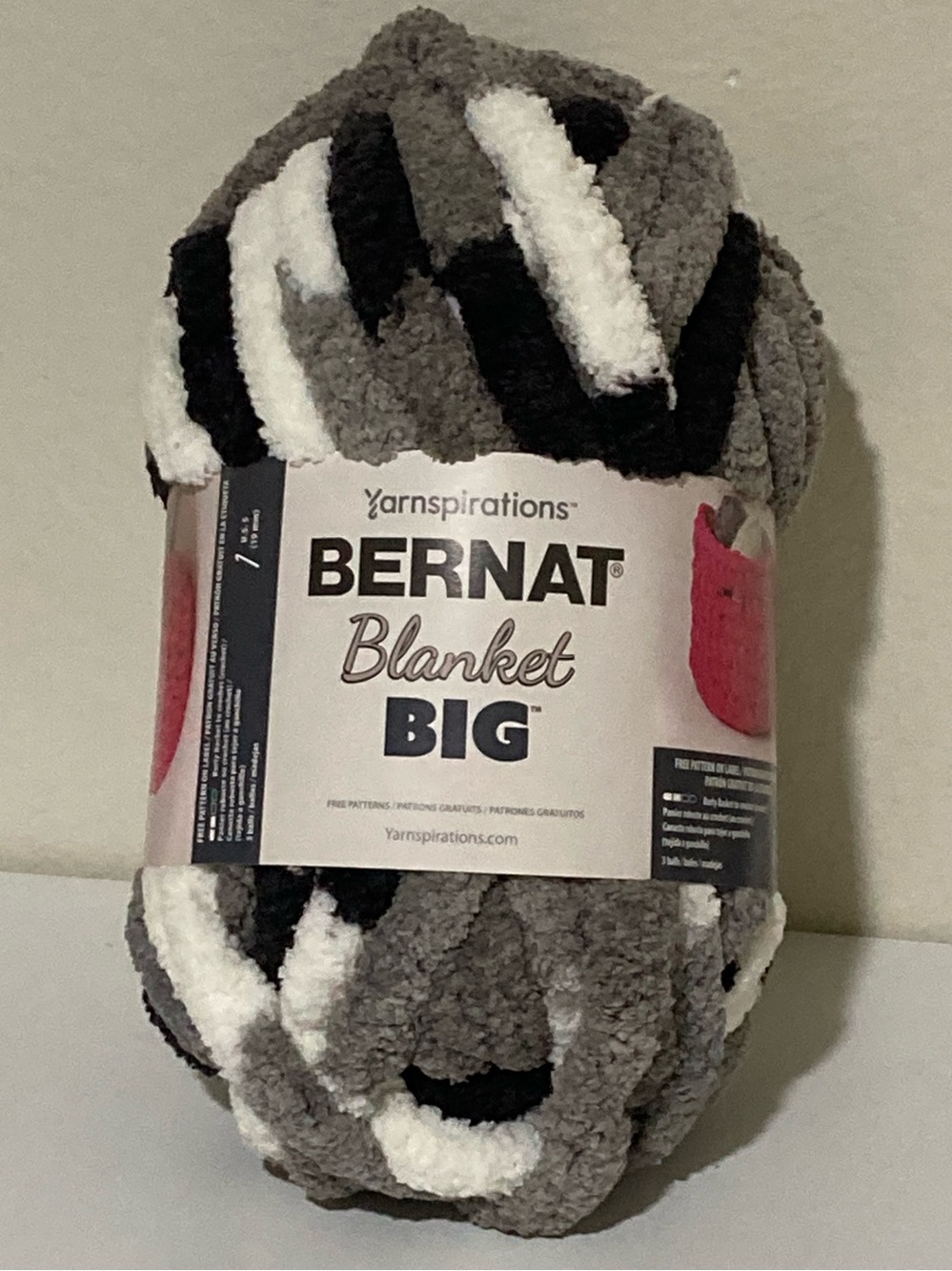 NWT 11.5 oz / 300g Bernat Blanket Big Plush Stripe Yarn - color Limestone